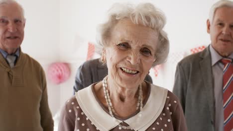 Feliz-mujer-Senior-posando-para-la-cámara-en-la-fiesta-de-cumpleaños