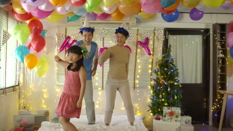 Glückliche-junge-asiatische-Familie-zusammen-tanzen-in-Party-Event-zu-Hause.-Glückliche-Familie-Silvester-zu-feiern.