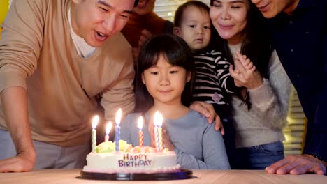 Niña-sopla-las-velas-en-el-pastel-de-cumpleaños-en-la-fiesta-con-emoción-feliz.-Personas-con-el-concepto-de-fiesta-y-celebración.-Resolución-de-4K.