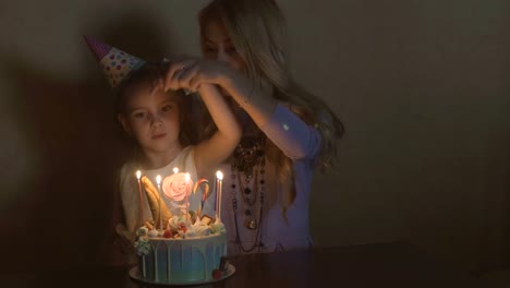 Kindergeburtstag.-Geburtstagskuchen-für-kleine-Geburtstagskind.-Familienfeier.