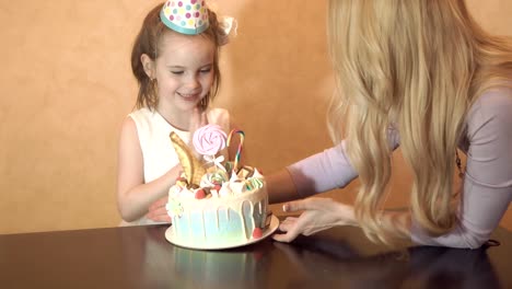 children's-birthday-party.-birthday-cake-for-little-birthday-girl.-family-celebration