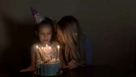 children's-birthday-party.-birthday-cake-for-little-birthday-girl.