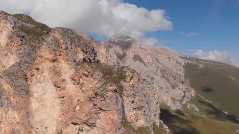 Grupo-de-fotografía-aérea-de-escaladores-con-una-cuerda.-Trabajos-de-rescate-escalada-a-la-cima-de-la-montaña.