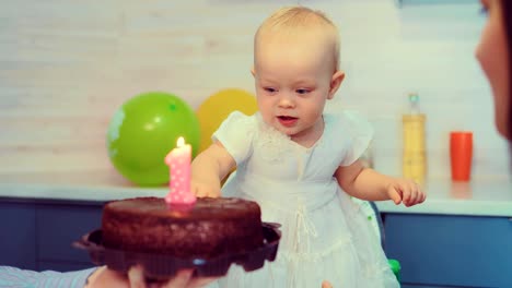 Baby-will-Ausblasen-der-Kerzen-auf-dem-Geburtstagskuchen