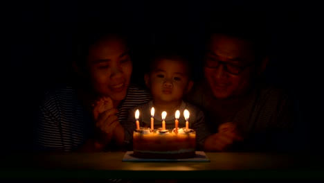 Familia-feliz-celebración-de-cumpleaños-del-niño,-padre-y-madre-besos-a-hijo-en-su-cumpleaños