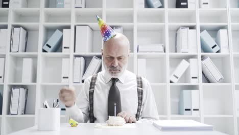 Triste-empresario-celebrando-un-cumpleaños-solitario