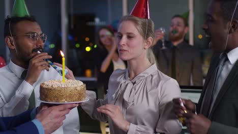 Frau-feiert-Geburtstag-im-Büro