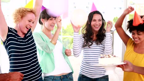 Informal-personas-de-negocios-haciendo-fiesta-de-cumpleaños