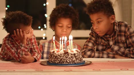 Afro-muchachos-y-pastel-de-cumpleaños.