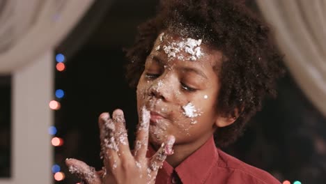 Unordentlich-Afro-Jungen-genießen-Sie-Kuchen.