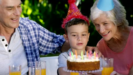 Un-niño-pequeño-mirando-su-pastel-de-cumpleaños