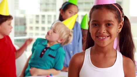 Niedliche-Kinder-feiern-Geburtstag-gemeinsam