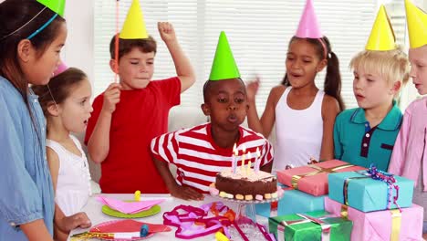 Niedliche-Kinder-feiern-Geburtstag-gemeinsam