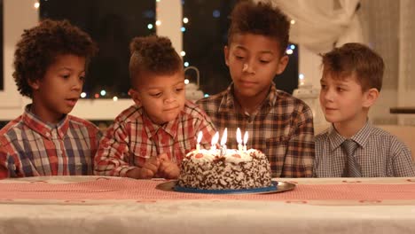 Kinder-bläst-Kerzen-auf-Kuchen.