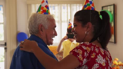 Niño-que-toma-la-foto-de-la-feliz-mamá-y-abuelo-bailando