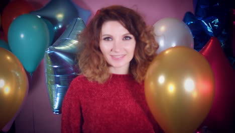 4-k-Party-Geburtstag-Frau-erscheinen-zwischen-Ballons