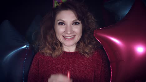 4k-feiern-Geburtstag-Mädchen-bläst-Pfeife