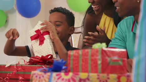 Fiesta-en-casa-con-feliz-padre-madre-hijo-celebrando-el-cumpleaños