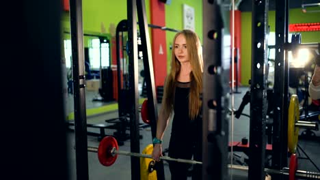 Strong-blonde-woman-doing-exercise-wtiht-lifting-weights-in-fitnest-club