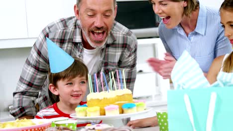 Familia-celebrando-un-cumpleaños