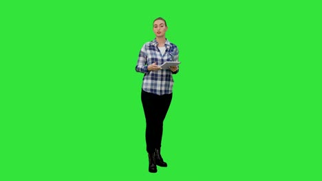 Junge-Frau-mit-Lesung-Präsentation-vom-Tablet-auf-einem-Green-Screen,-Chroma-Key