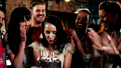 Amigos-celebrando-cumpleaños-fiesta-en-bar