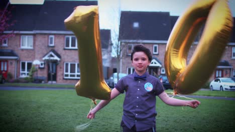 4K-Party-10-Geburtstagskind-posiert-im-Freien-mit-Ballons