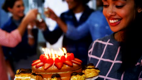 Ejecutivos-felizes-celebrando-su-cumpleaños-de-colegas