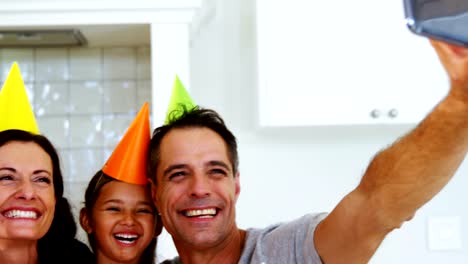 Glückliche-Familie-dabei,-dass-eine-Selfie-feiern-Geburtstag