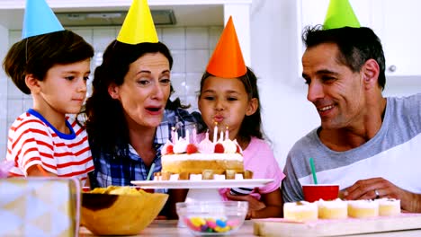 Glückliche-Familie-feiern-Geburtstag