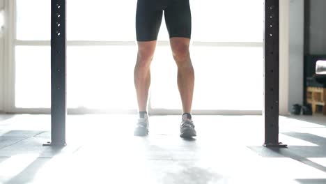 Nicht-erkennbare-Mann-immer-bereit-für-gewichtete-während-des-Trainings-Kniebeugen-Training-im-Fitnessstudio