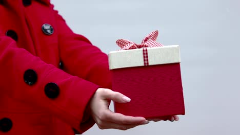 Caja-de-regalo-roja-con-cinta-blanca.