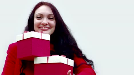 La-chica-está-complacida-con-los-regalos.