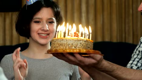 Young-girl-Soplando-velas-en-una-torta-de-cumpleaños