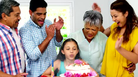 Familia-celebrando-un-cumpleaños