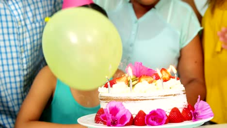 Familie-feiern-Geburtstag