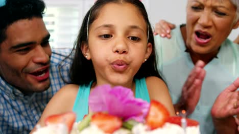 Familia-celebrando-un-cumpleaños