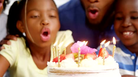 Familia-celebrando-un-cumpleaños