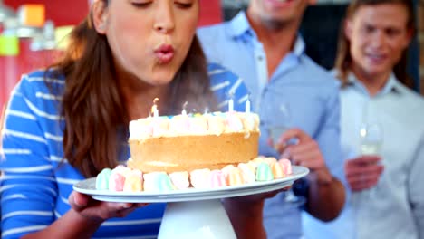 Ejecutivos-de-negocios-celebrando-el-cumpleaños-de-un-colega