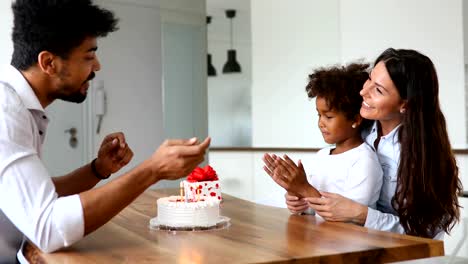 Familie-feiern-Geburtstag-ihres-Kindes