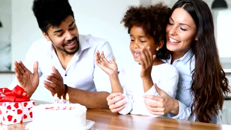 Familie-feiern-Geburtstag-ihres-Kindes