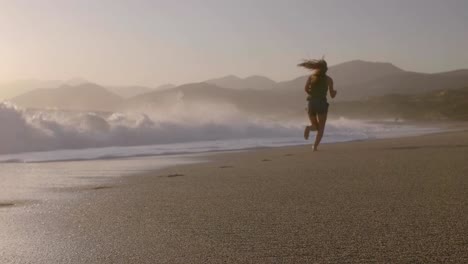 Frau-am-Strand-joggen