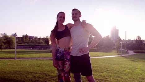 Fitness-Mann-und-Frau-in-einem-Stadtpark