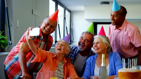 Amigos-seniors-felizes-tomando-selfie-con-teléfono-móvil-4k