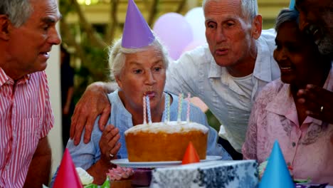 Adultos-mayores-celebran-un-cumpleaños-4k