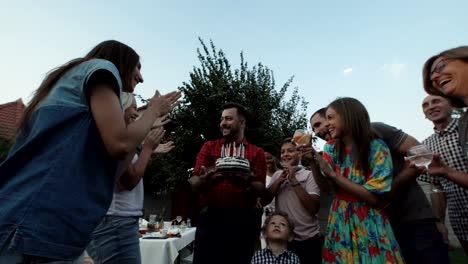 Gente-divirtiéndose-con-torta