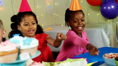 Los-niños-señalando-alimentos-dulces-durante-el-cumpleaños-del-partido-4k