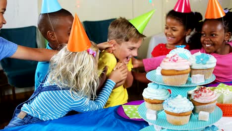 Kinder-Spaß-miteinander-während-Geburtstag-party-4k