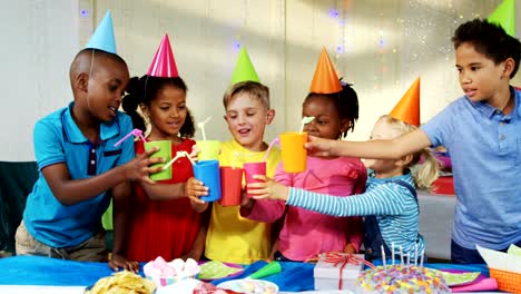 Glückliche-Kinder-Toasten-Getränke-während-Geburtstag-party-4k