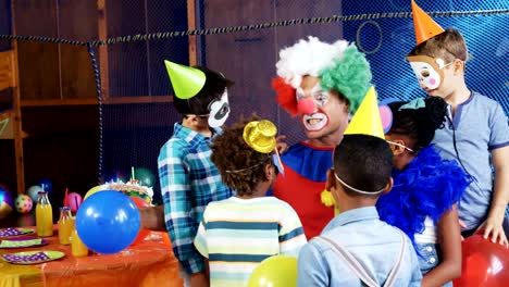 Payaso-interactuando-con-los-niños-durante-la-fiesta-de-cumpleaños-4k